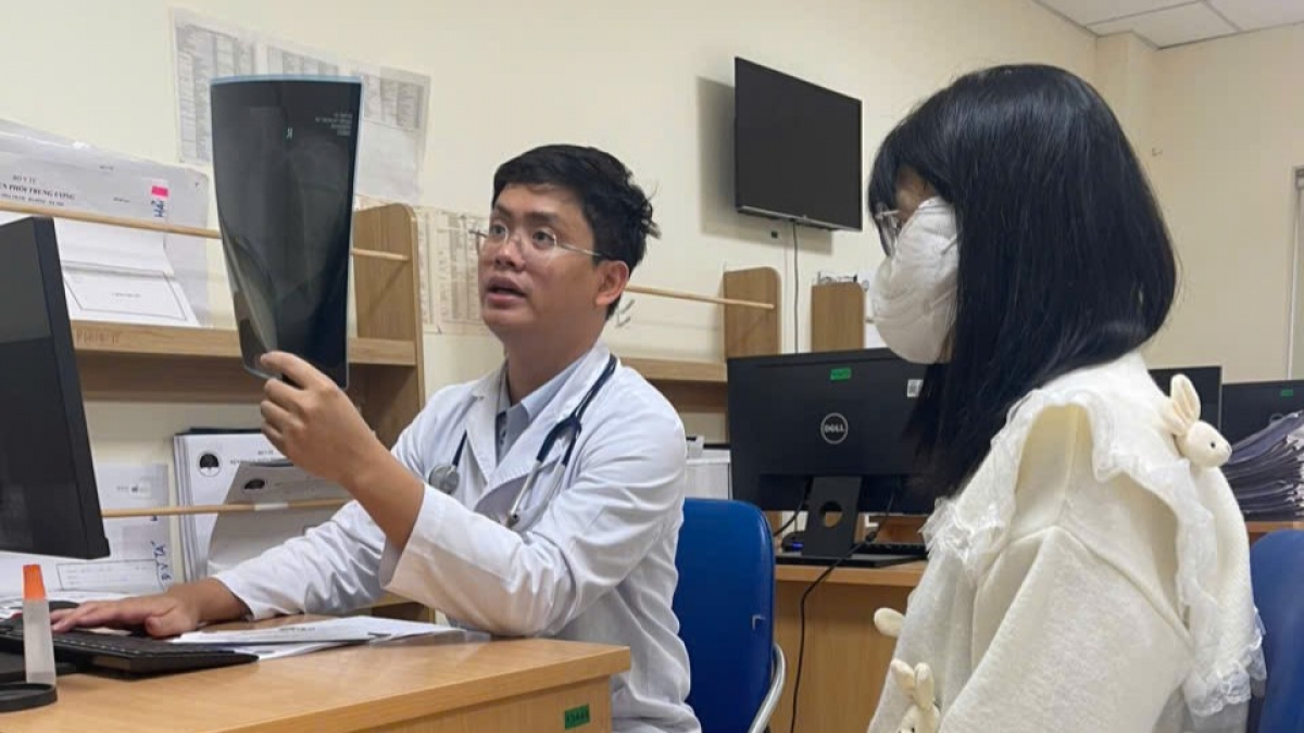 BS Lê Tú Linh thăm khám cho bệnh nhân ung thư. Ảnh: BSCC