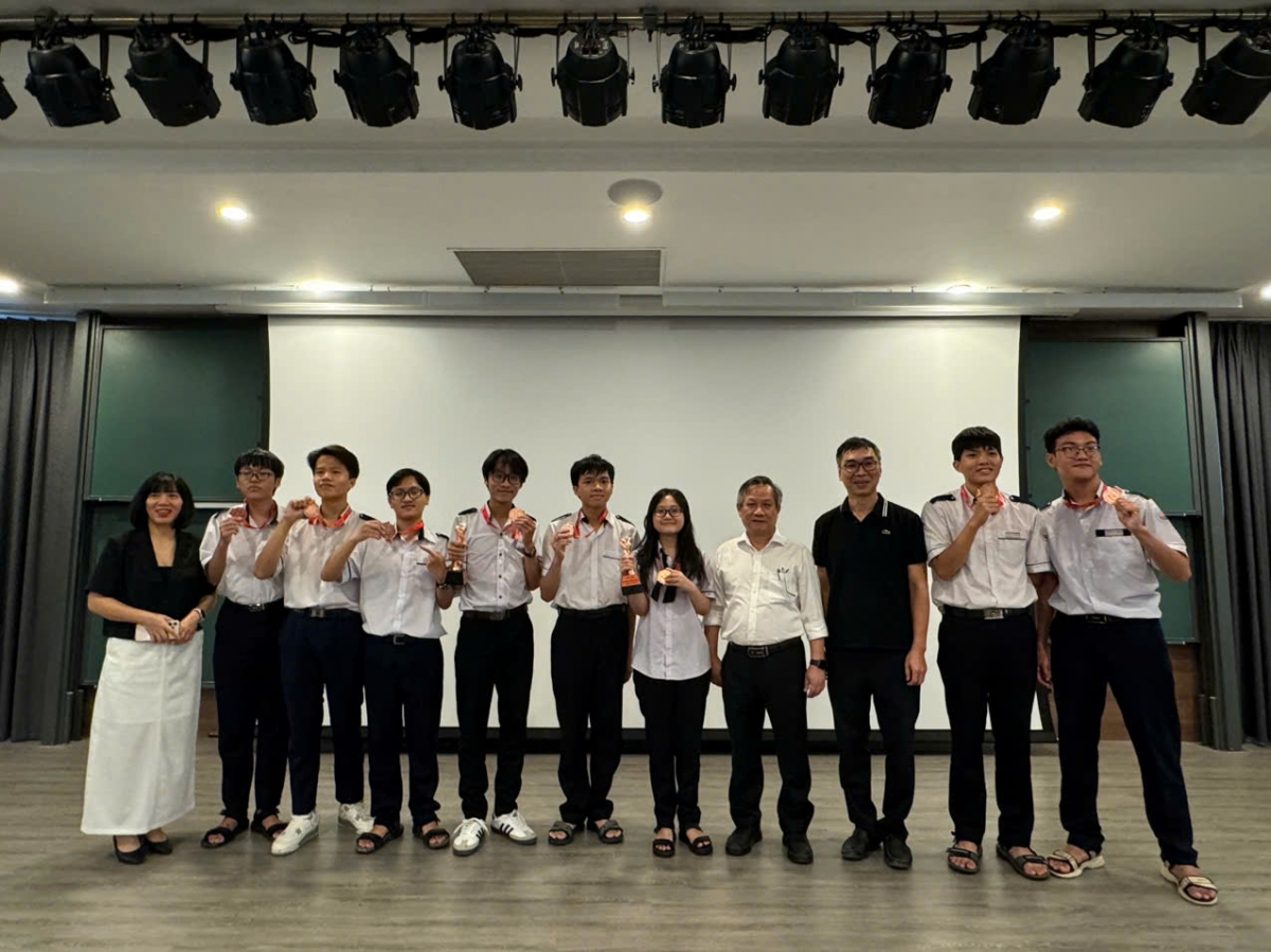 Thầy Huỳnh Tấn Châu, hiệu trưởng trường chuyên Lê Văn Chánh, Phú Yên (thứ tư từ trái sang ) và nhóm thí sinh tham dự cuộc thi