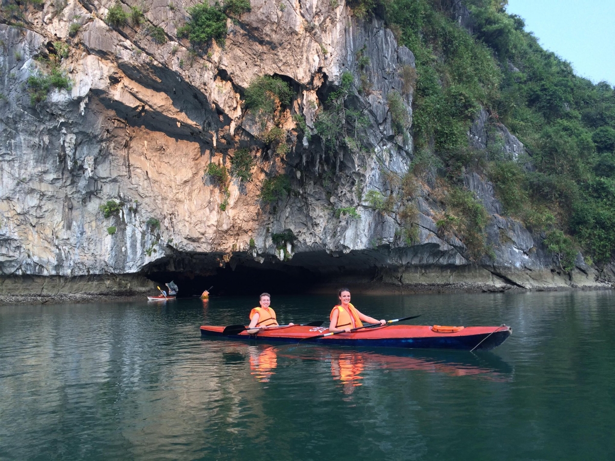 Du khách chèo thuyền kayak trên vịnh Lan Hạ, Hải Phòng