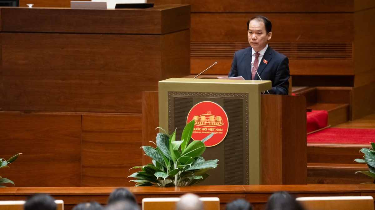 Chủ nhiệm Ủy ban Pháp luật và Tư pháp của Quốc hội - Hoàng Thanh Tùng trình bày Báo cáo thẩm tra về việc sắp xếp đơn vị hành chính cấp tỉnh năm 2025. Ảnh: quochoi.vn