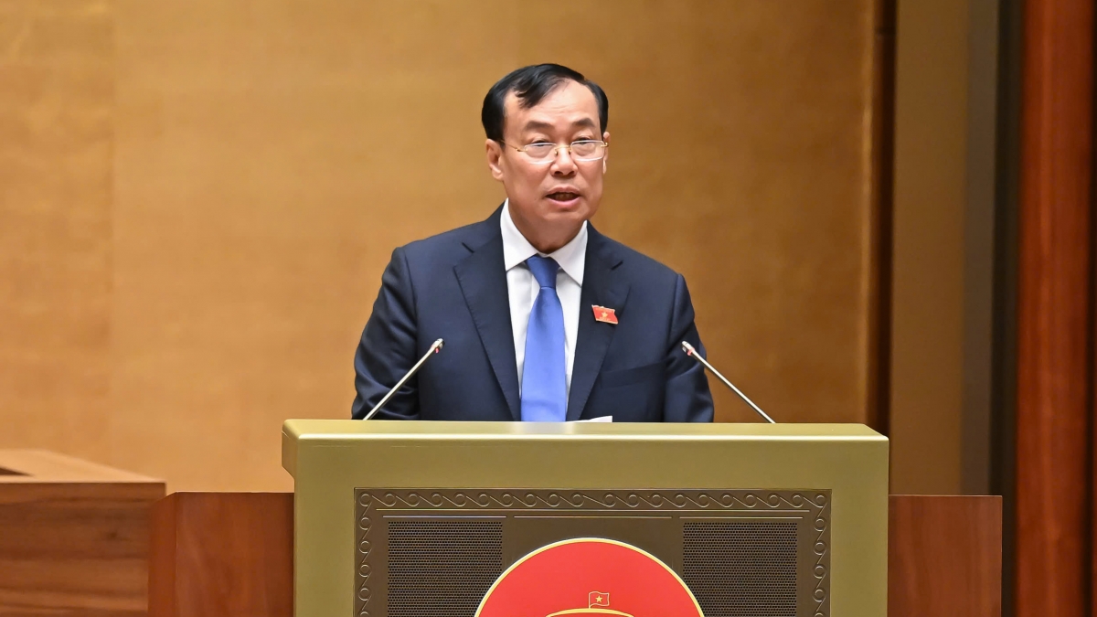 Chủ nhiệm Ủy ban Quốc phòng, An ninh và Đối ngoại Lê Tấn Tới trình bày
Báo cáo Giải trình, tiếp thu, chỉnh lý dự thảo Luật . Ảnh: quochoi.vn