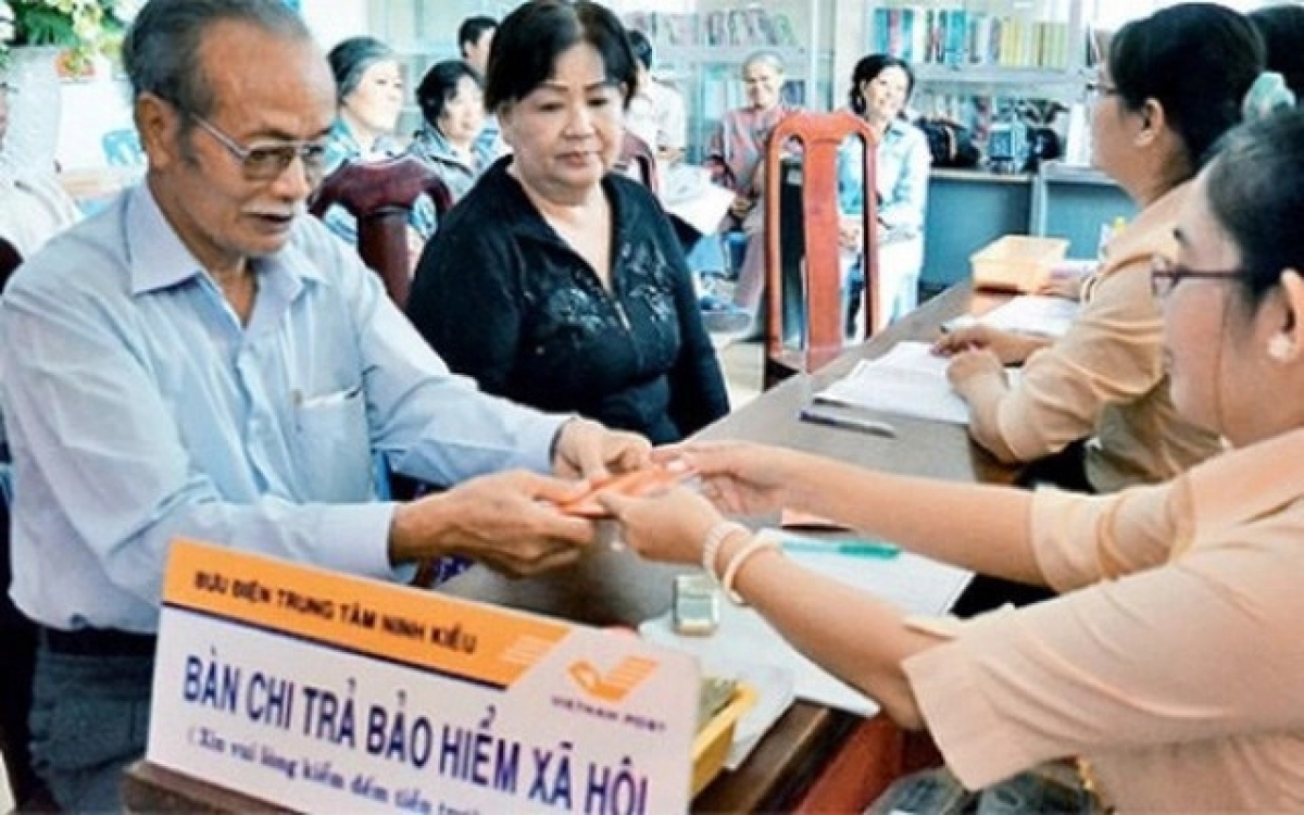 Chi trả bảo hiểm xã hội cho người cao tuổi (Ảnh: Báo Gia đình và xã hội)