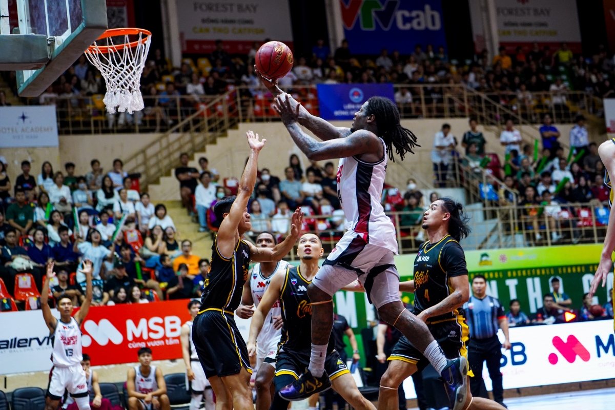 Davon Dillard (trắng) trong pha lên rổ cho ĐKVĐ Saigon Heat (ảnh: VBA)