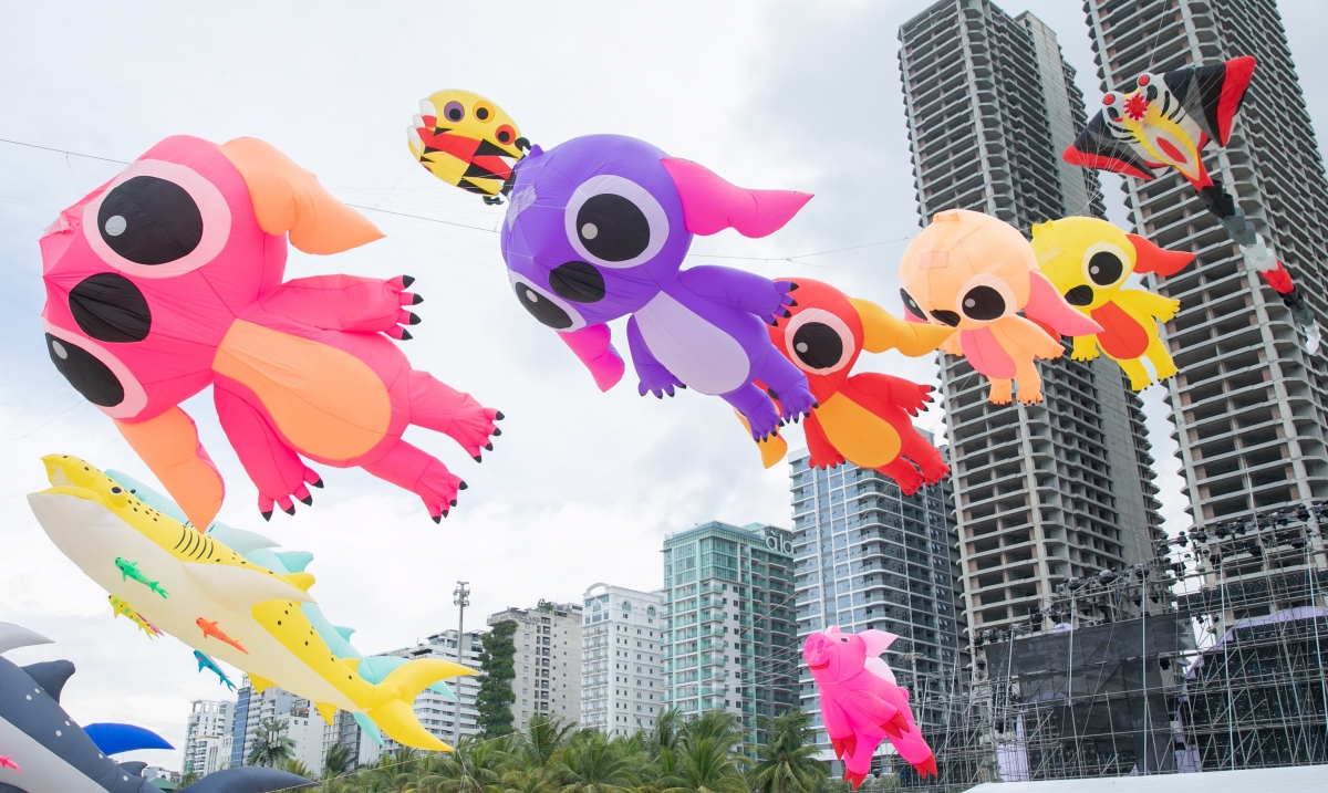 Những con diều nhiều hình dáng: Stitch, cá voi, heo... cũng góp mặt làm nên sự phong phú của chương trình Trình diễn diều nghệ thuật. Ảnh: Sở VH-TT&DL Đà Nẵng