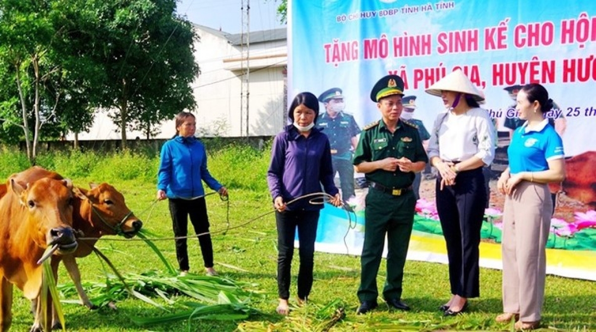 Phụ nữ Hà Tĩnh nhận hỗ trợ sinh kế từ chương trình "Đồng hành cùng phụ nữ biên cương".
Ảnh: Báo Hà Tĩnh