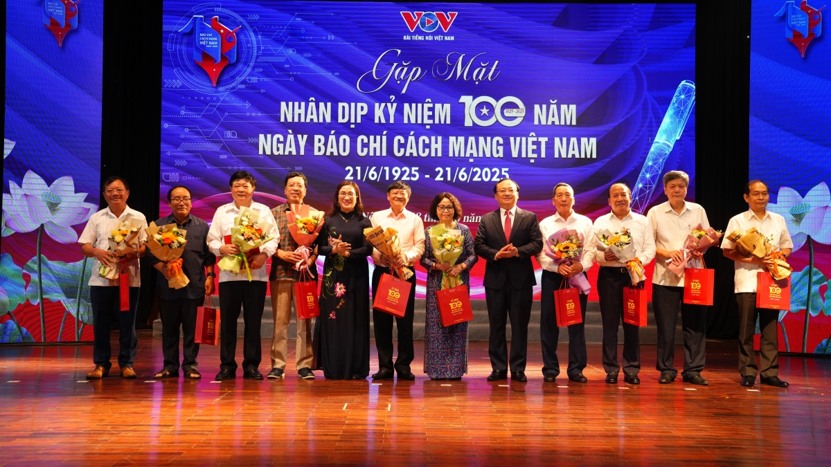 Ông Đỗ Tiến Sỹ, Tổng Giám đốc VOV và bà Đinh Thị Mai - Phó Trưởng Ban Tuyên giáo và Dân vận Trung ương tặng hoa cho các đồng chí nguyên lãnh đạo VOV qua các thời kỳ.