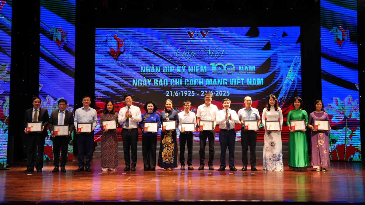 Liên Chi Hội nhà báo VOV trao tặng Kỷ niệm chương “Vì sự nghiệp báo chí” cho các nhà báo, hội viên Hội Nhà báo của VOV.