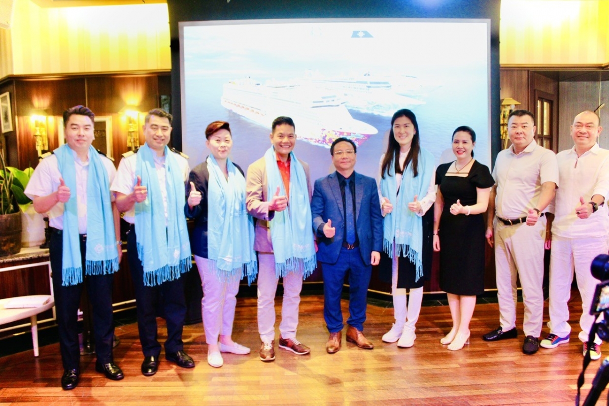 Lãnh đạo CLB Lữ hành Unesco Hà Nội là một trong những đơn vị đầu tiên tại miền Bắc tham gia trải nghiệm hải trình đặc biệt trên siêu du thuyền 5 sao Star Voyager. Ảnh: HUTC