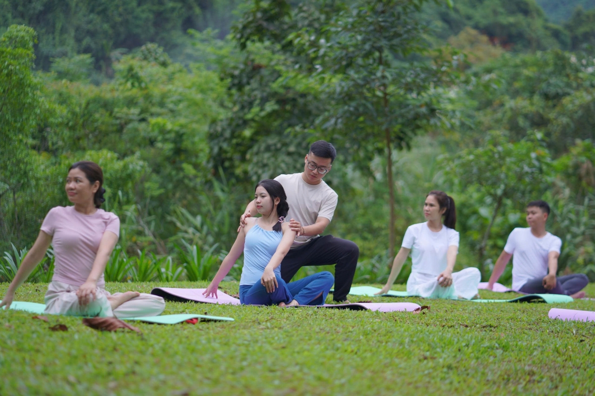 Yoga - kết nối cơ thể và tâm hồn với thiên nhiên tại thác Bản Ba. (Ảnh: Tạ Thanh Sang)