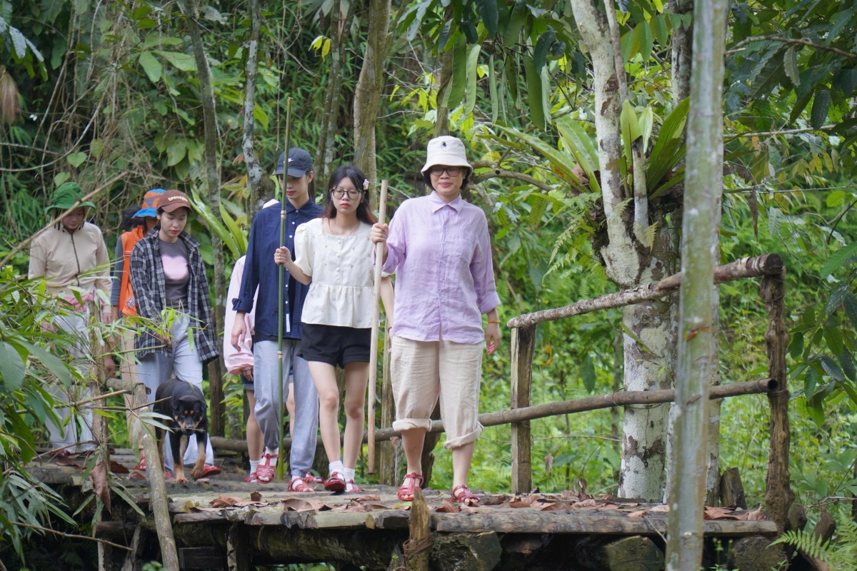 Du khách đắm mình trong vẻ đẹp hoang sơ của thác Bản Ba qua những chuyến trekking khám phá. (Ảnh: Tạ Thanh Sang)