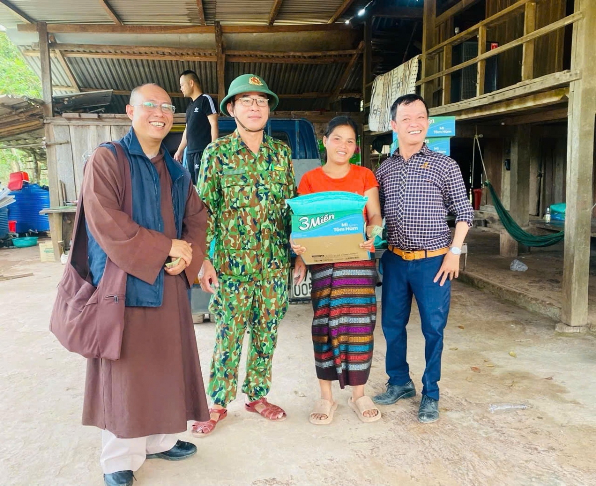 Anh Lê Quang Toán tặng quà cho các hoàn cảnh khó khăn (Nguồn: Ảnh nhân vật cung cấp)