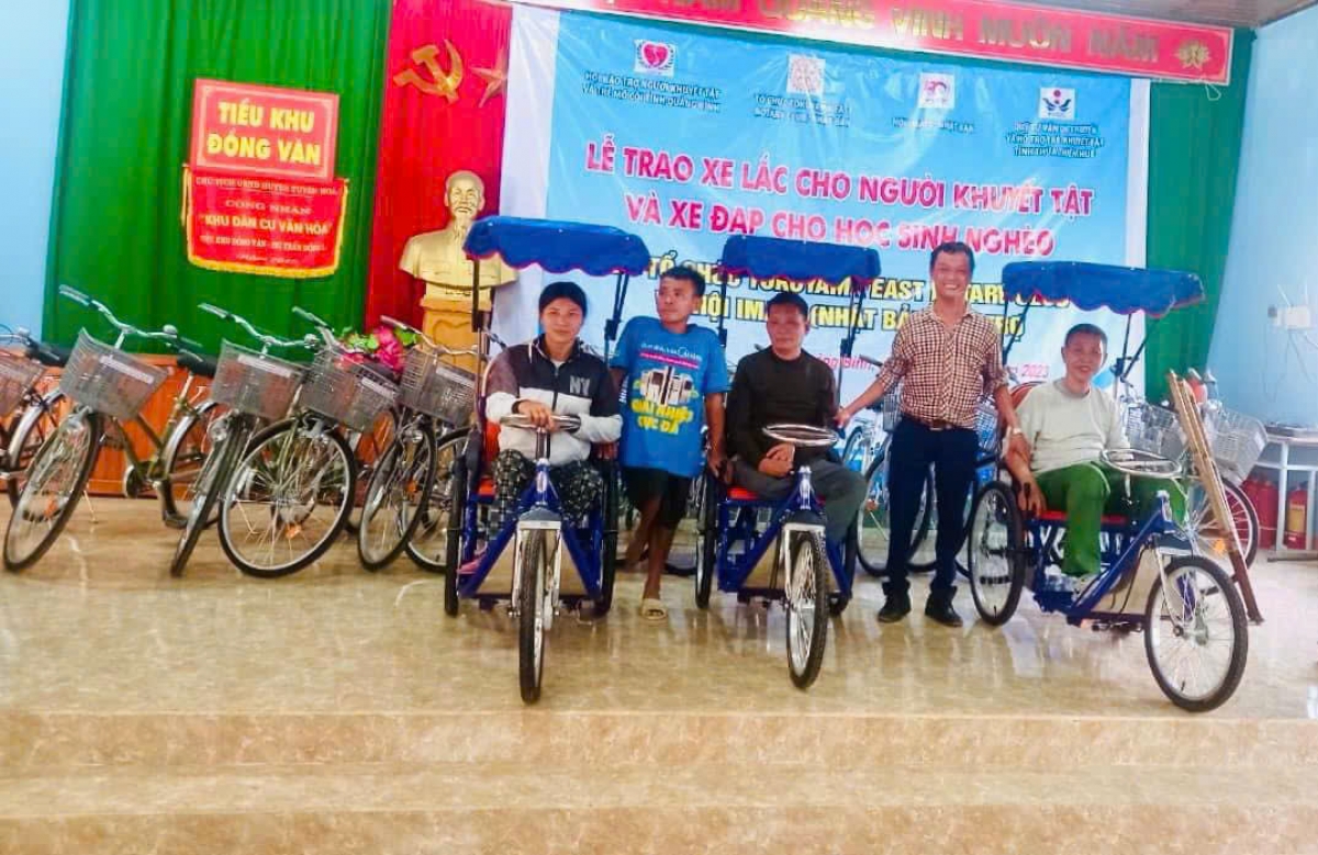 Anh Lê Quang Toán trao tặng xe lắc cho người khuyết tật và xe đạp cho học sinh nghèo - Ảnh nhân vật cung cấp