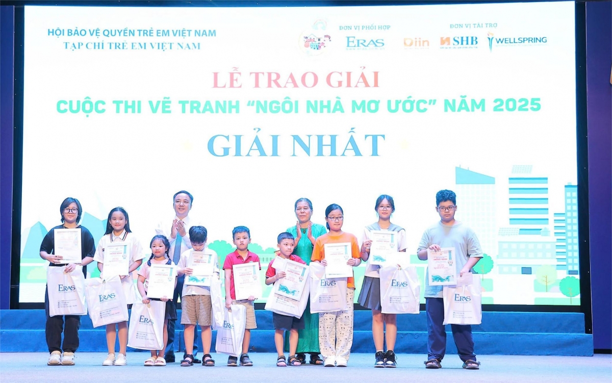 Ban tổ chức trao giải Nhất cho các thí sinh