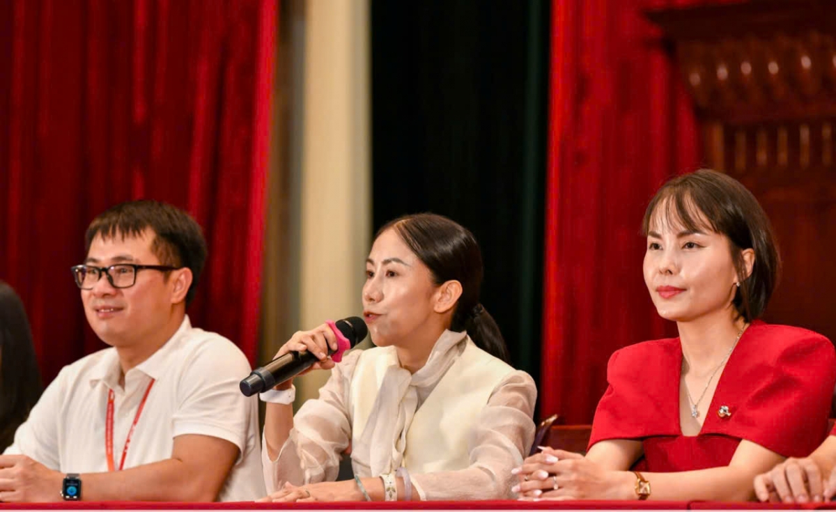 PGSTS Vũ Duy Hải - Trưởng ban tuyển sinh - hướng nghiệp Đại học Bách khoa Hà Nội( ngoài cùng bên trái ) - Ảnh: HUST
