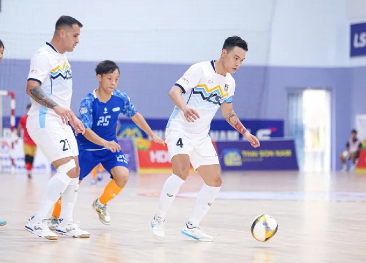 Thái Sơn Nam TPHCM (áo trắng) lấy lại ngôi đầu bảng xếp hạng giải Futsal VĐQG 2025. ẢNH: ANH TRẦN