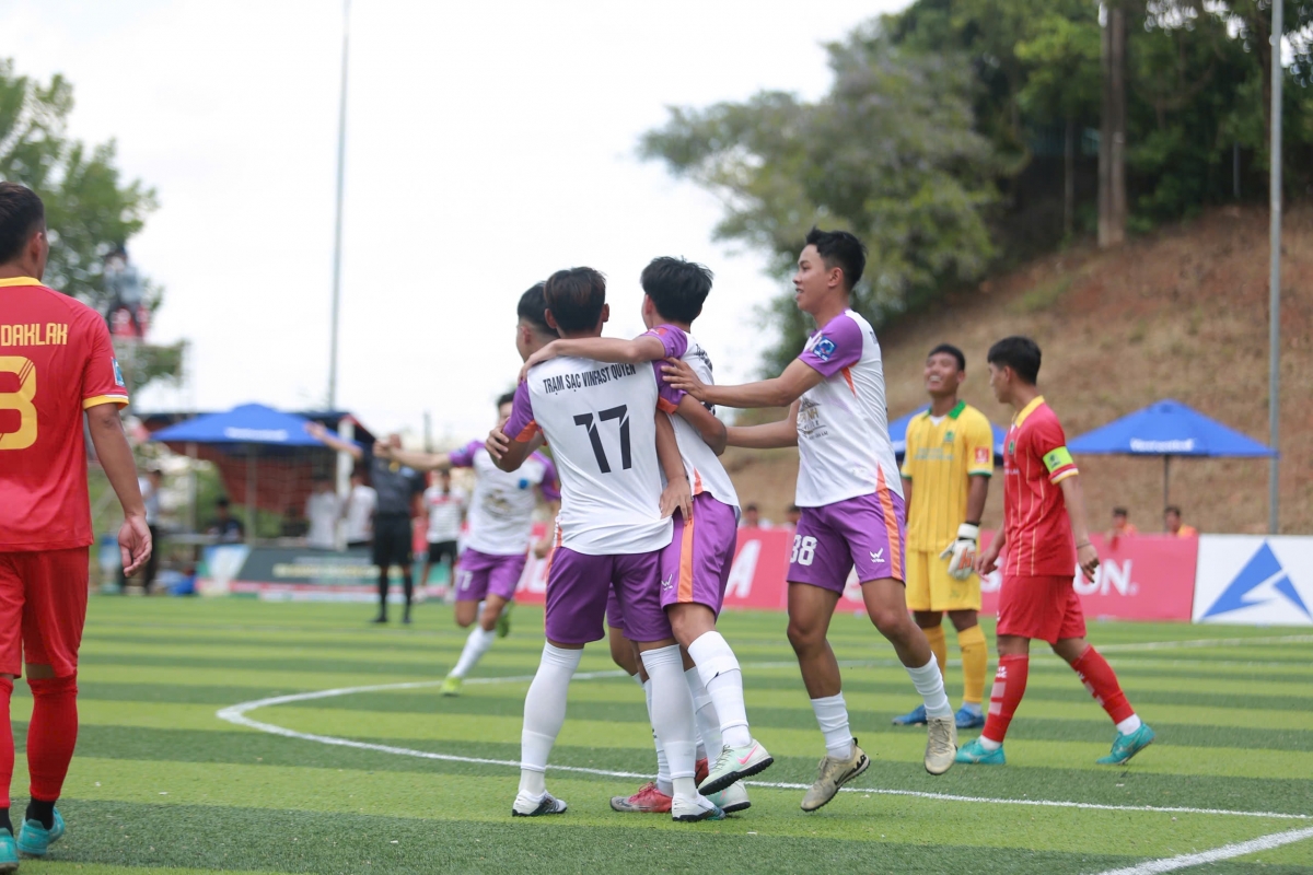 Đội bóng tân binh ăn mừng bàn mở tỷ số vào lưới XSKT Đắk Lắk (ảnh: Vietfootball)
