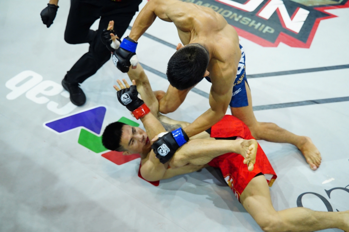 Lê Văn Tuần hạ KO Phạm Văn Nam
ngay hiệp 1 để trở thành nhà vô địch hạng 56kg
(ảnh: VMMAF)