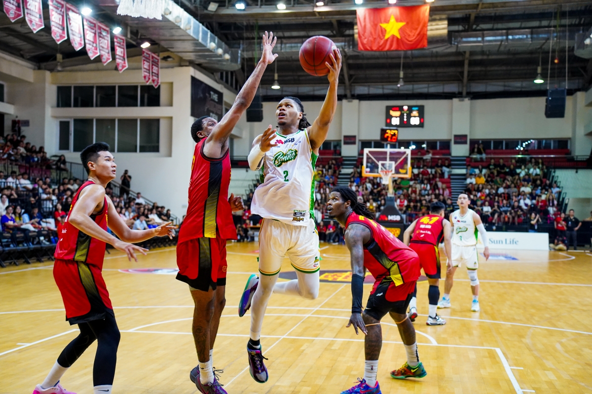 Malek Green (trắng) ghi 29 điểm trong chiến thắng thứ 2 trước Saigon Heat (ảnh: VBA)