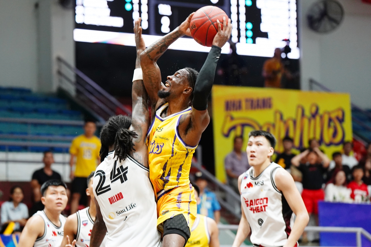 Jaylyn Richardson (vàng) đóng vai trò chủ lực cho Nha Trang Dolphins (ảnh: VBA)
