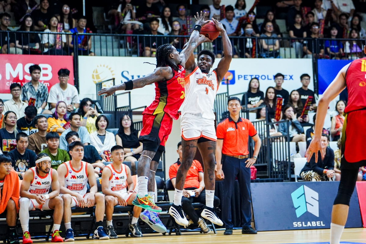 Karachi Edo ghi 27 điểm, giúp Danang Dragons giành chiến thắng ngay trên sân Saigon Heat (ảnh: VBA)