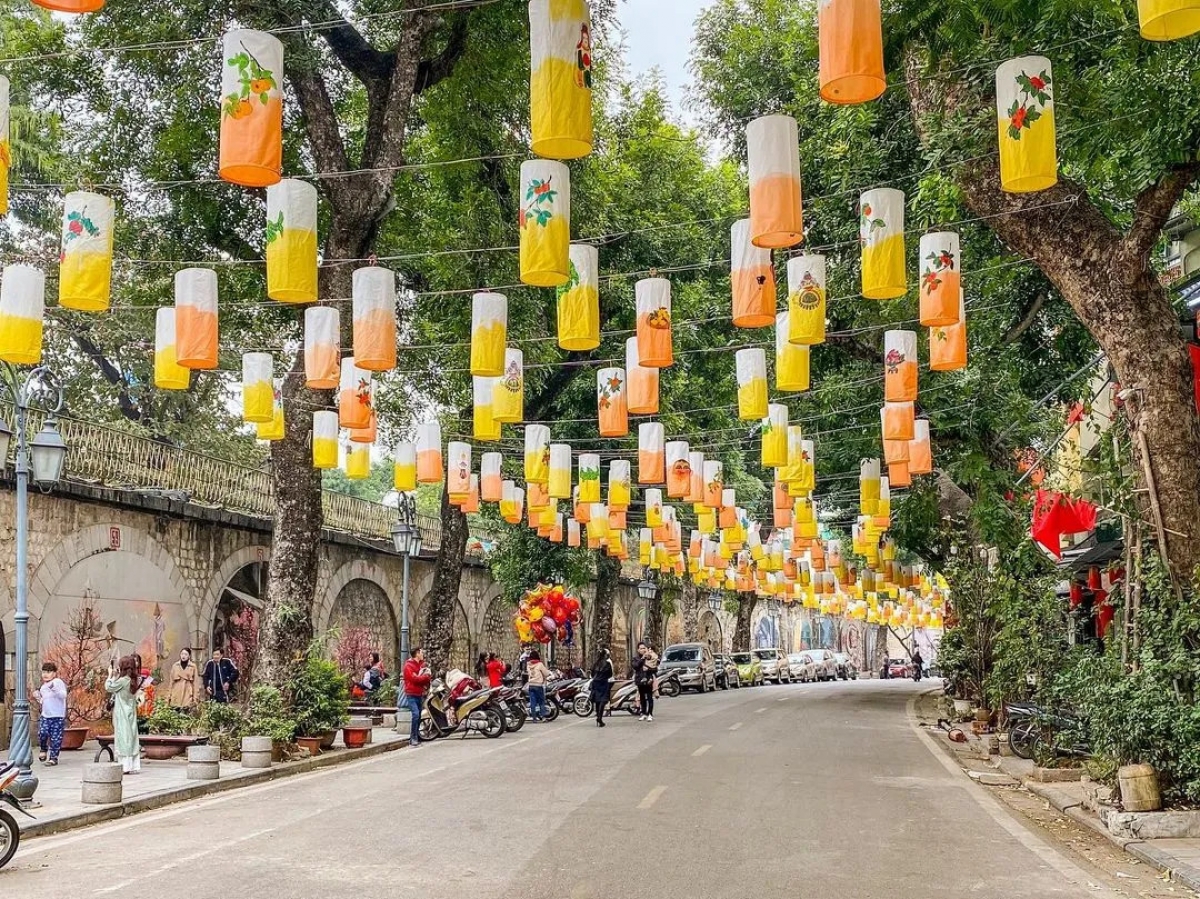 Phố bích họa Phùng Hưng, Hà Nội, một không gian sáng tạo được nhiều người yêu thích. Ảnh: justfly.vn