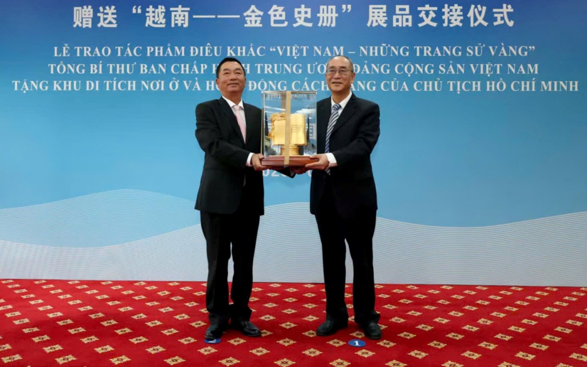 Ông Hoàng Minh Sơn, Tổng Lãnh sự Việt Nam tại Côn Minh trao tác phẩm điêu khắc "Việt Nam- Những trang sử vàng" của Tổng Bí thư Tô Lâm cho Khu di tích Chủ tịch Hồ Chí Minh tại Côn Minh hôm 13/6/2025. Ảnh: Tổng Lãnh sự VN tại Côn Minh cung cấp