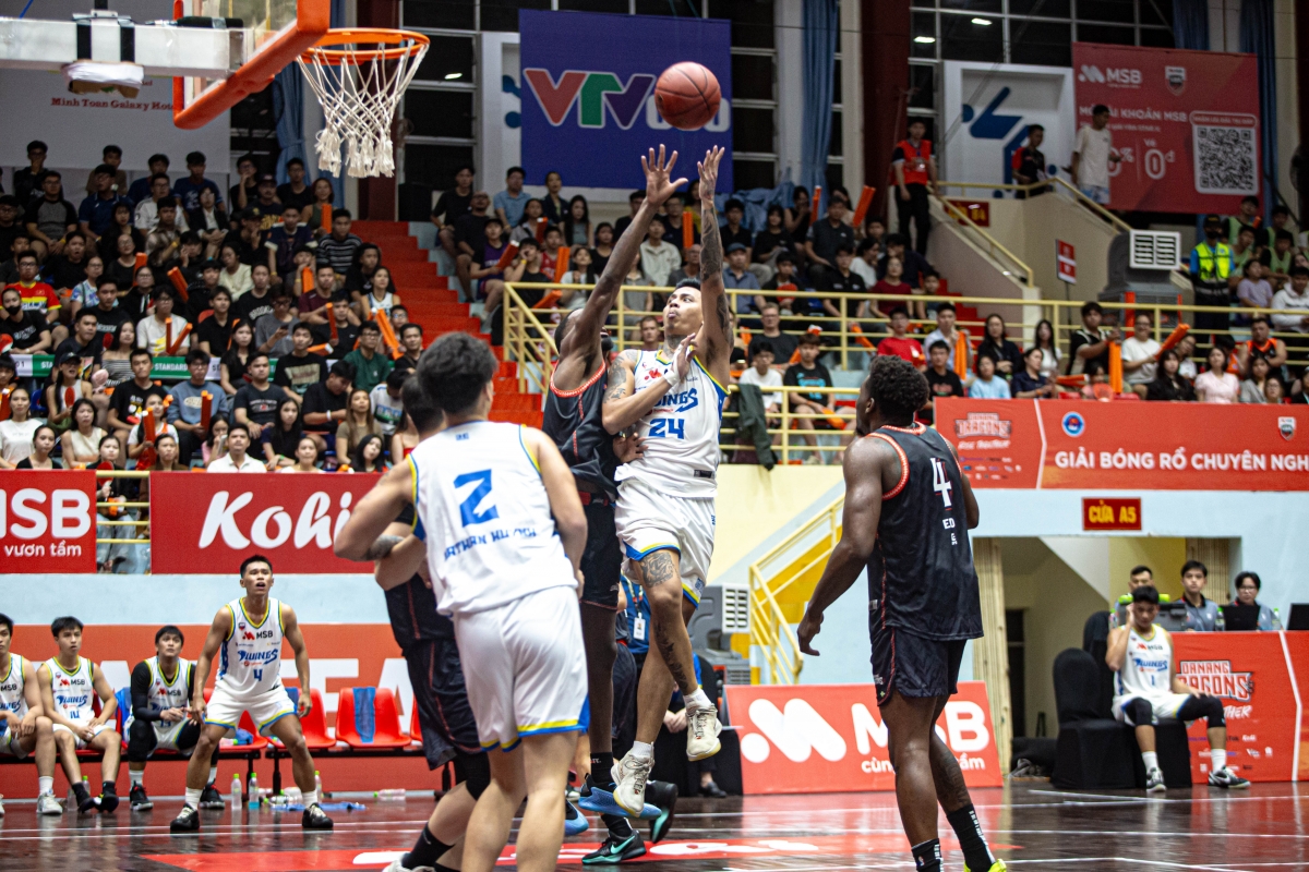 Kobe Pableo trong pha lên rổ cho Ho Chi Minh City Wings (ảnh: VBA)