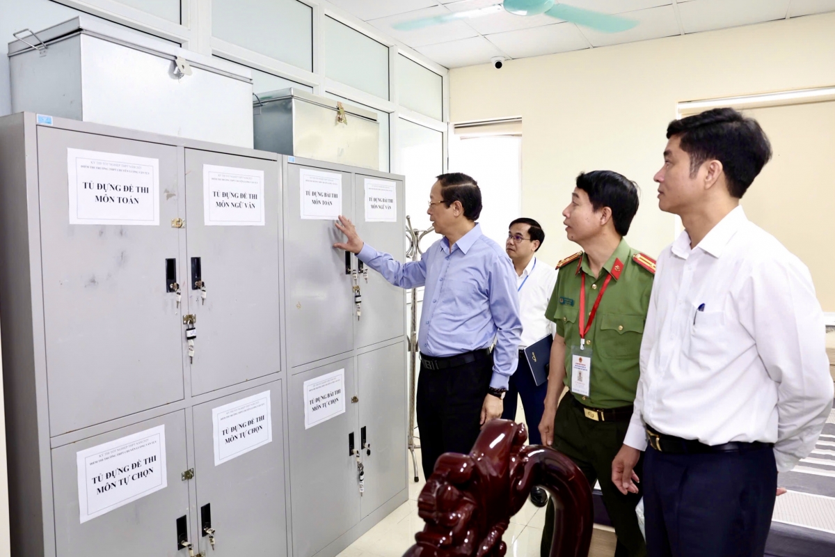Thứ trưởng và đoàn công kiểm tra khu vực đựng đề thi, bài thi