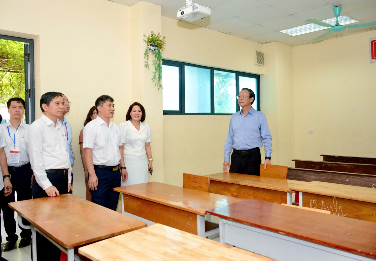 Thứ trưởng Bộ GD-ĐT Phạm Ngọc Thưởng kiểm tra công tác tổ chức thi tốt nghiệp THPT tại tỉnh Hà Nam (Ảnh: P/V)