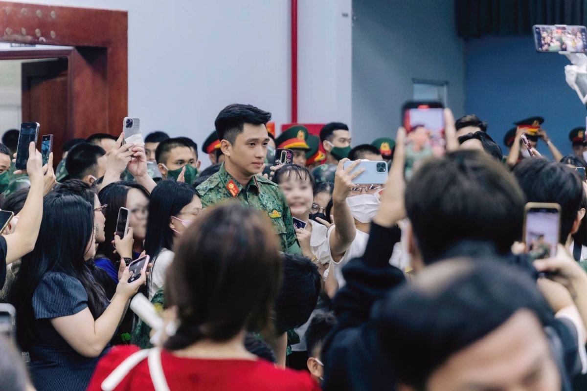 Thượng úy Lê Hoàng Hiệp bị vây quanh bởi nhiều người hâm mộ