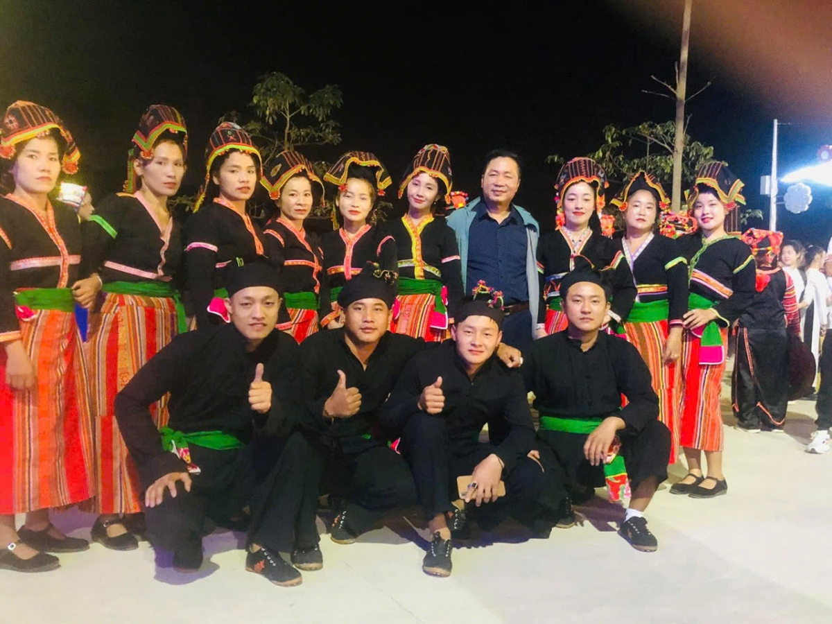 Nghệ sỹ ưu tú, nhạc sỹ Lê Minh Cừ (người đứng hàng thứ 2) với các nghệ nhân dân tộc Cống. Ảnh: Nhân vật cung cấp