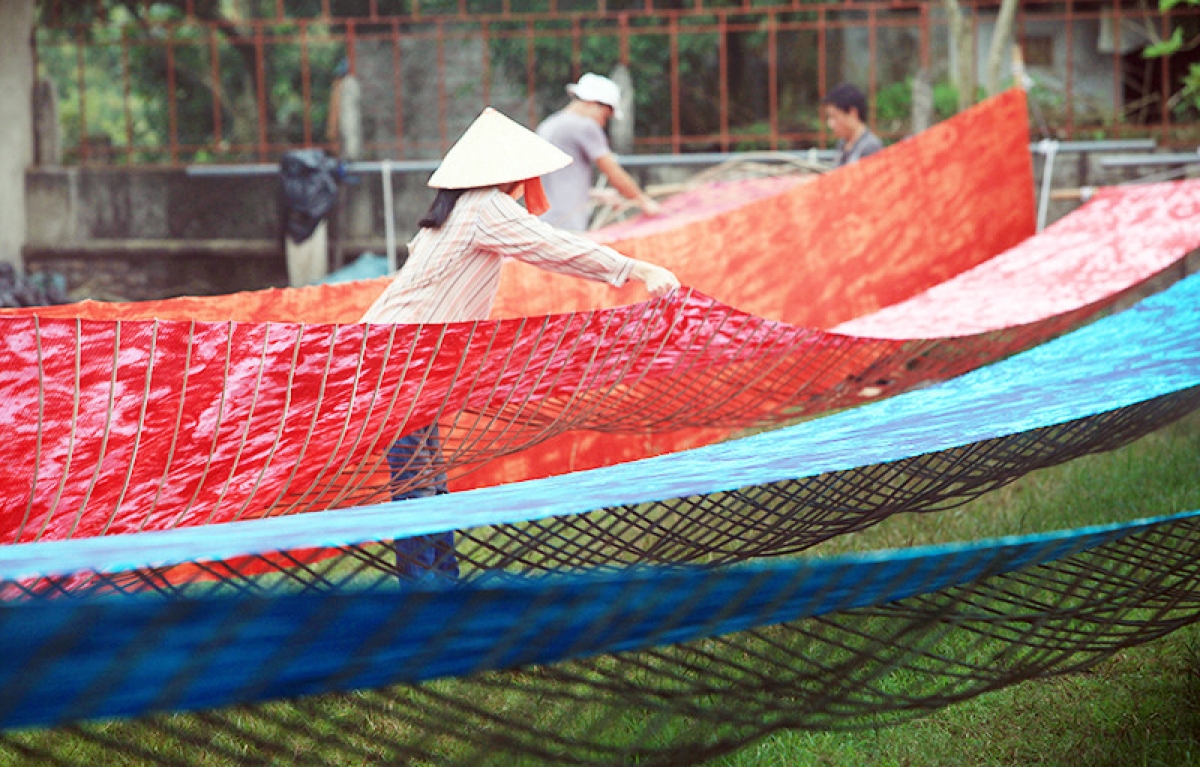 Người dân làng Nha Xá phơi lụa. Ảnh: Lê Bích