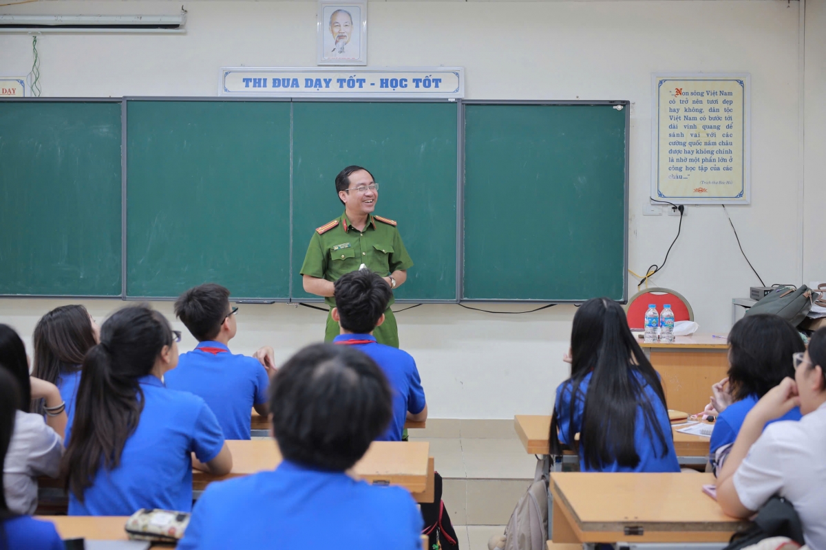 Trung tá Phạm Cánh Quân truyền thông về tác hại của ma túy mới cho học sinh.
Ảnh: NVCC