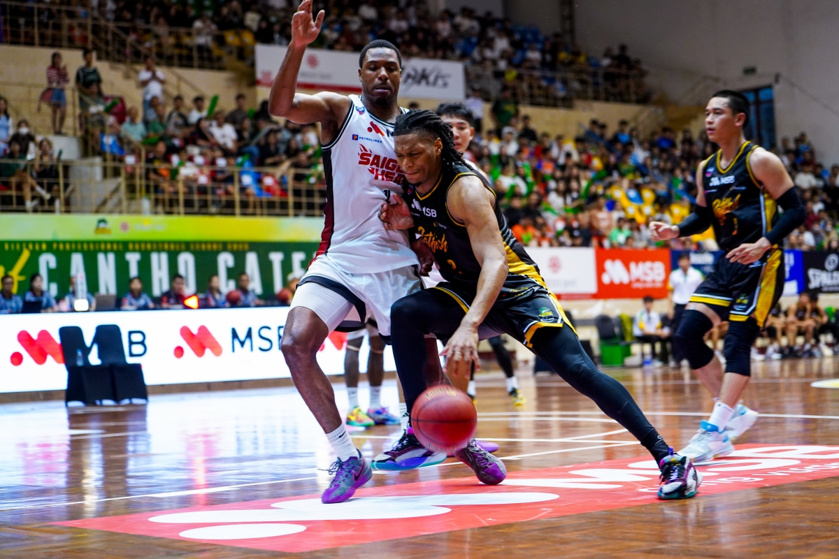 Malek Green (xanh) mang về tới 39 điểm giúp đội nhà đánh bại ĐKVĐ Saigon Heat (ảnh: VBA)