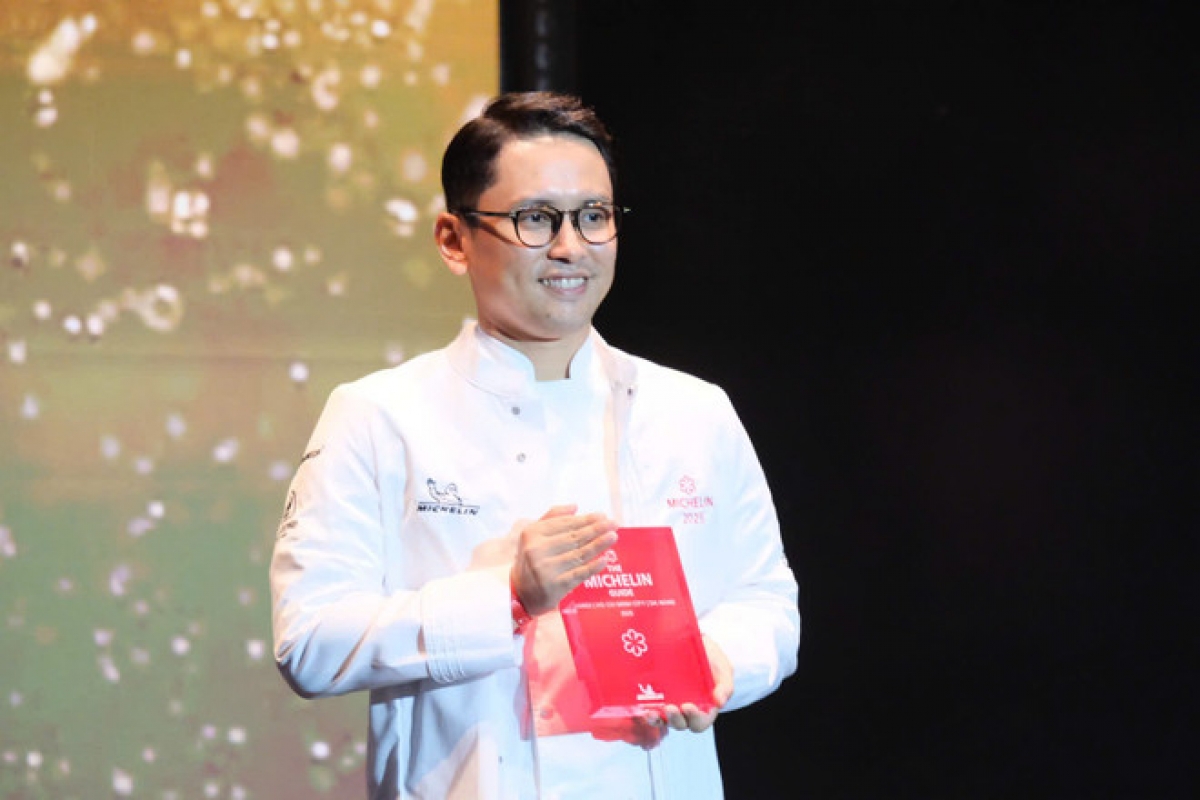 Giải Đầu bếp trẻ xuất sắc (Young Chef Award) được trao cho đầu bếp Lê Việt Hồng