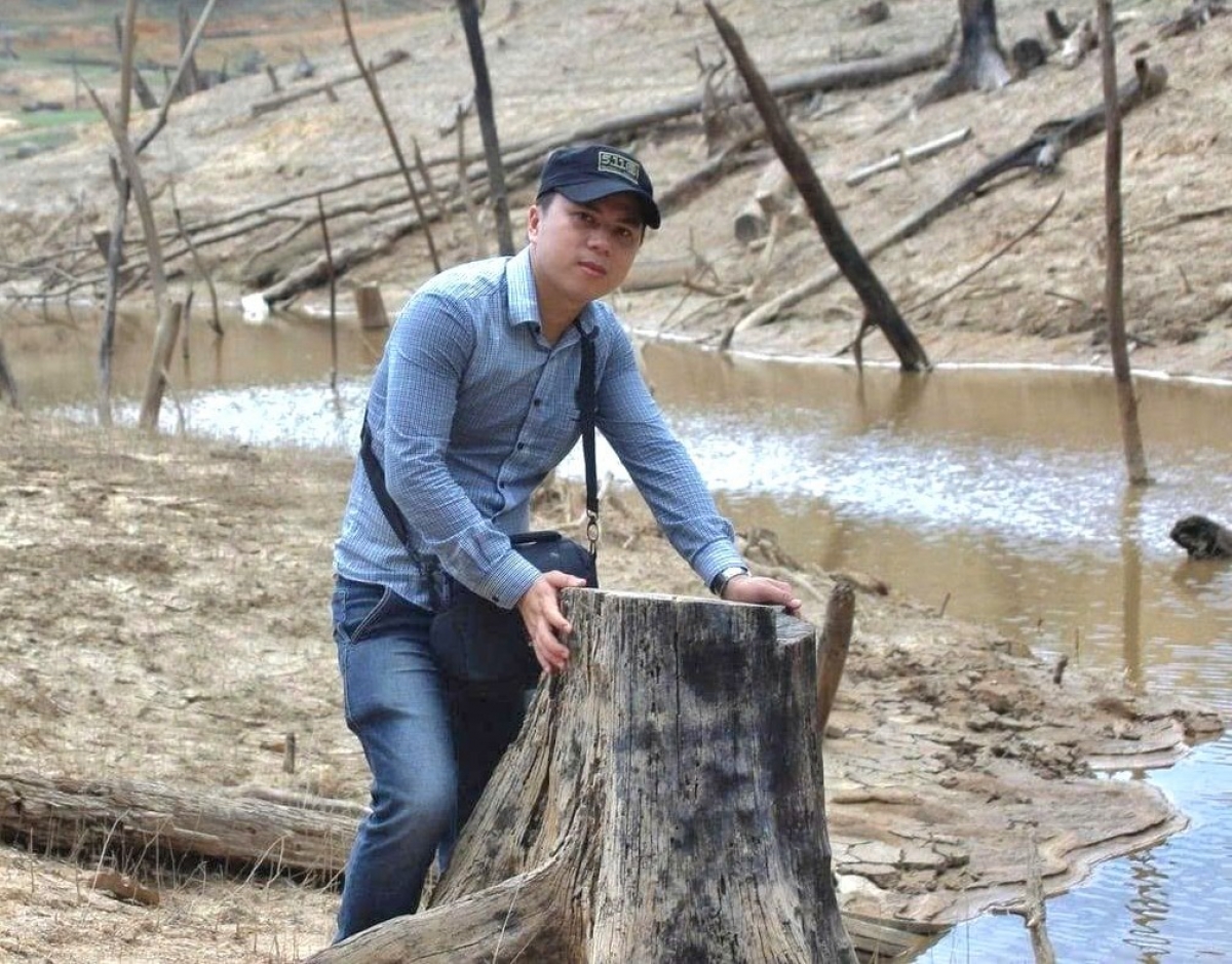 Nhà báo Hùng Võ (Vietnamplus) luôn đề cao tư duy, trách nhiệm của nhà báo hơn là tận dụng AI để viết nhanh, viết nhiều. Ảnh: NVCC