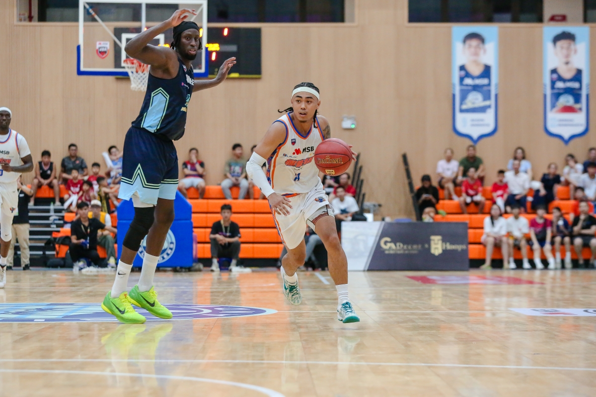 Hanoi Buffaloes (trắng) có thành tích toàn thắng trước V-Islanders mùa này (ảnh: VBA)