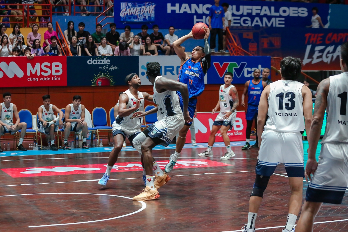 Hanoi Buffaloes (xanh) duy trì thành tích toàn thắng sau 4 trận để vươn lên dẫn đầu BXH
(ảnh: VBA)