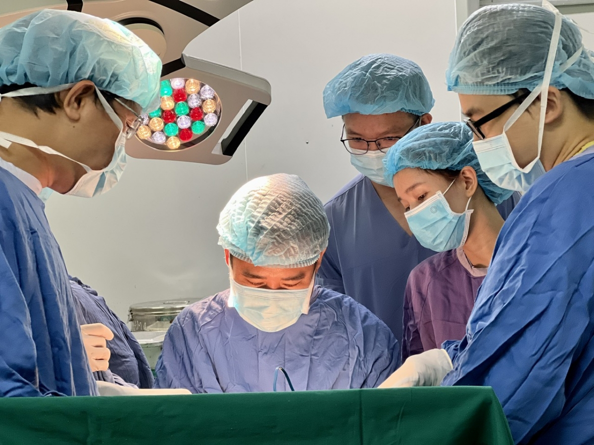 Hình ảnh trong phòng phẫu thuật (Nguồn: BVCC)