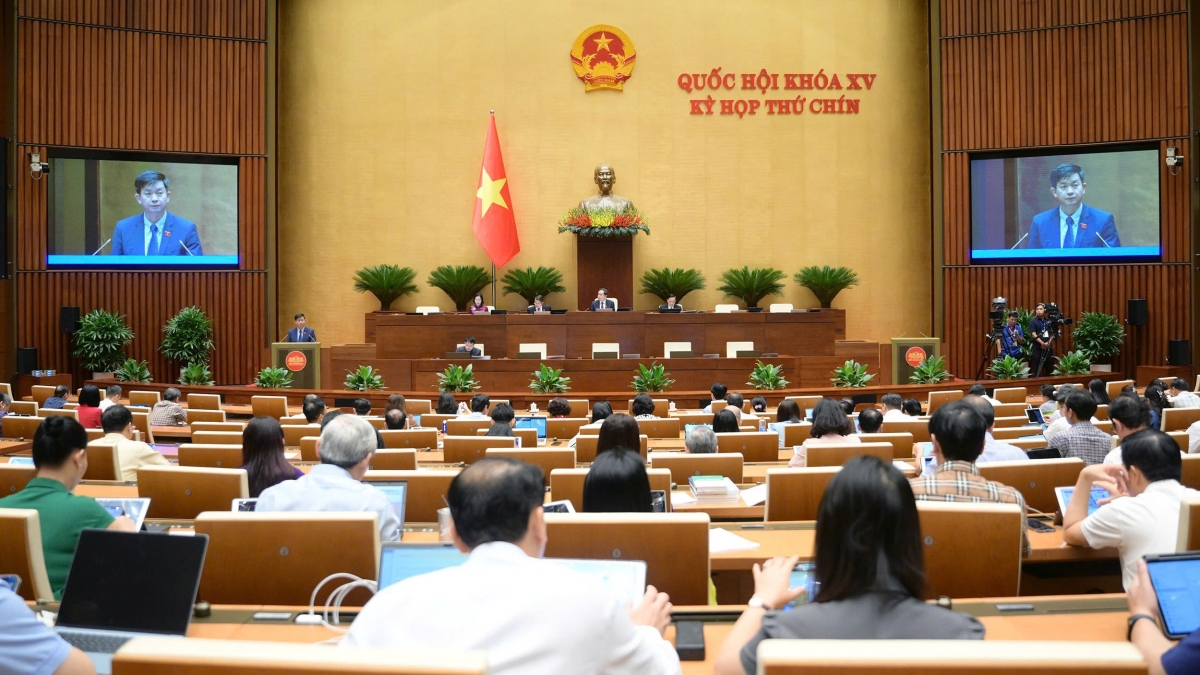 Tổng Thư ký Quốc hội, Chủ nhiệm Văn phòng Quốc hội Lê Quang Tùng trình bày dự thảo Nghị quyết về việc thành lập Hội đồng Bầu cử quốc gia
Ảnh: quochoi.vn