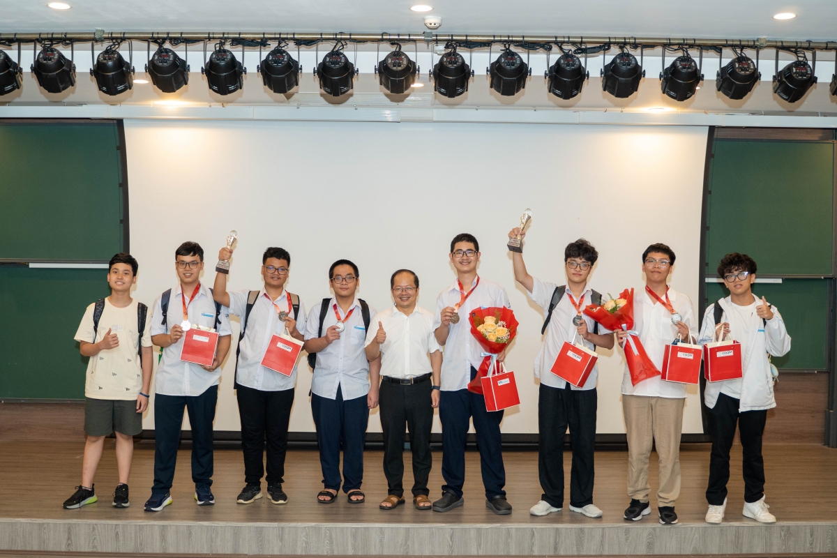 PGS, TS Ngô Hoàng Long (đứng giữa) và nhóm thí sinh tham dự kỳ thi Mô hình hóa Toán học
(Ảnh: Thu Lương VOV2)