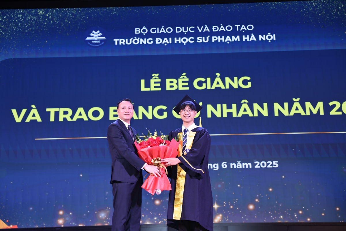 Tân cử nhân Nguyễn Thế Phương đại diện các tân cử nhân phát biểu tại lễ bế giảng và trao bằng tốt nghiệp cho sinh viên K71 (Ảnh: Trường ĐHSPHN)