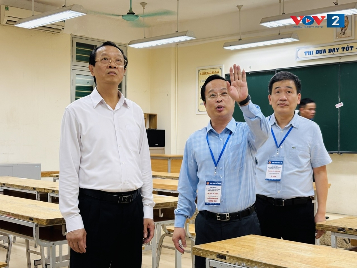 Thứ trưởng Bộ GD-ĐT Phạm Ngọc Thưởng trao đổi về công tác chuẩn bị thi tốt nghiệp THPT tại Trường THCS Trưng Vương, Hoàn Kiếm, Hà Nội