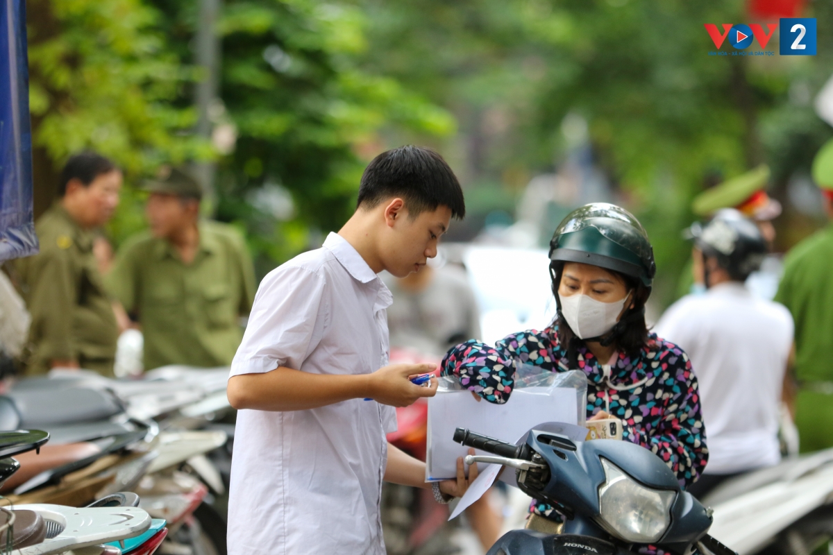 Đưa con đến điểm thi, phụ huynh không quên cùng con kiểm tra giấy tờ, dụng cụ học tập, và cũng tranh thủ lưu giữ khoảnh khắc con bước vào kỳ thi quan trọng đầu đời.