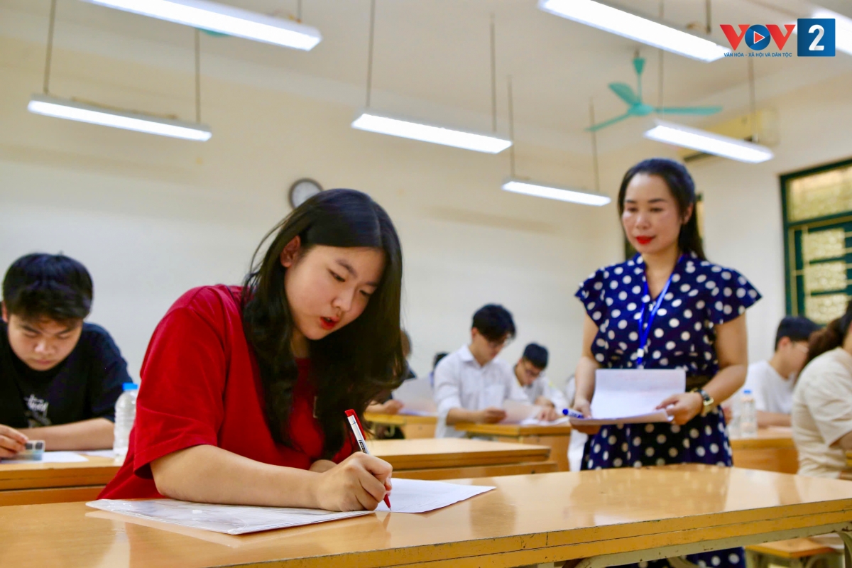 Với môn ngữ văn, 9h35, thí sinh kết thúc thời gian làm bài và nộp bài thi. Buổi chiều cùng ngày, thí sinh thi môn toán trong thời gian 90 phút.