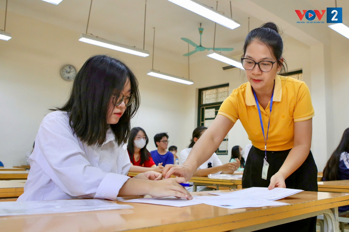 Môn Ngữ văn sẽ thi theo hình thức tự luận, trong 120 phút. Song đề thi đã có thay đổi về phân bố điểm, cụ thể gồm 2 phần Đọc hiểu (4 điểm) và Viết (6 điểm).