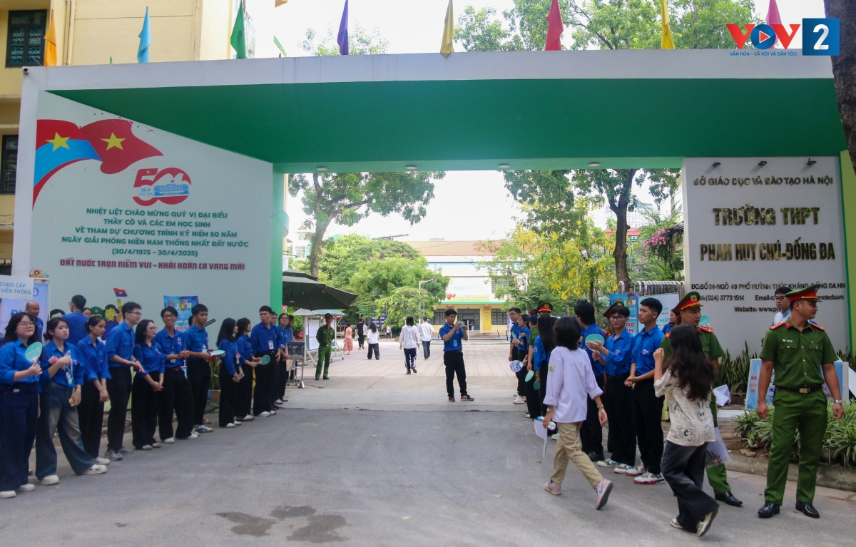 Tại điểm thi trường THPT Phan Huy Chú (Hà Nội), các thí sinh tự tin bước vào môn thi đầu tiên.