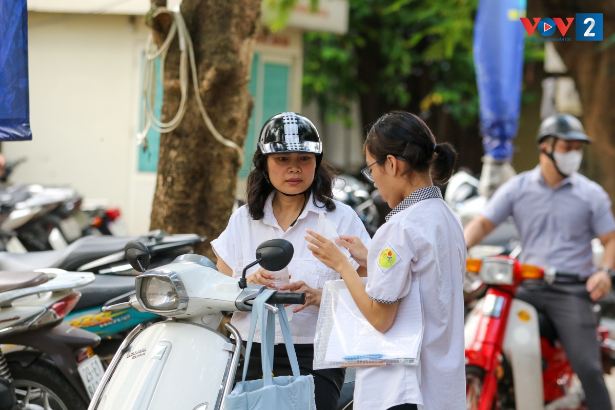 Nhiều phụ huynh đưa con đến dự thi từ sáng sớm.