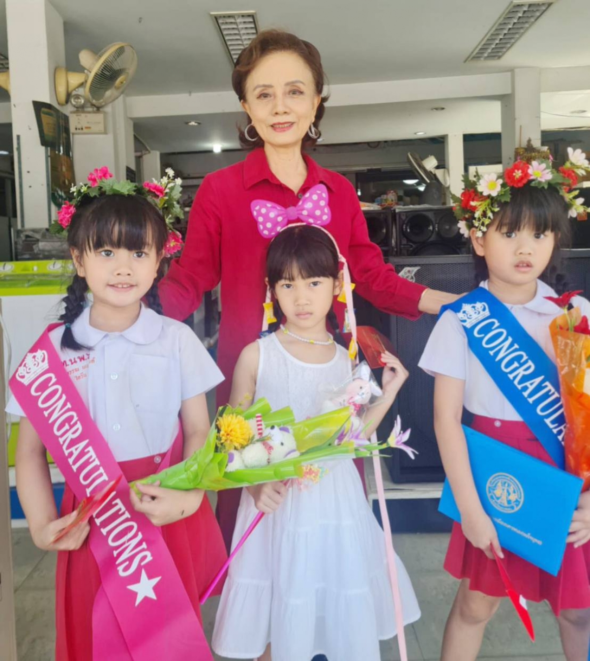 Bác Võ Hồng Vân cùng các cháu, thế hệ thứ 4 trong gia đình và kì vọng sẽ nối lại mạch nguồn tiếng Việt. Ảnh:NVCC