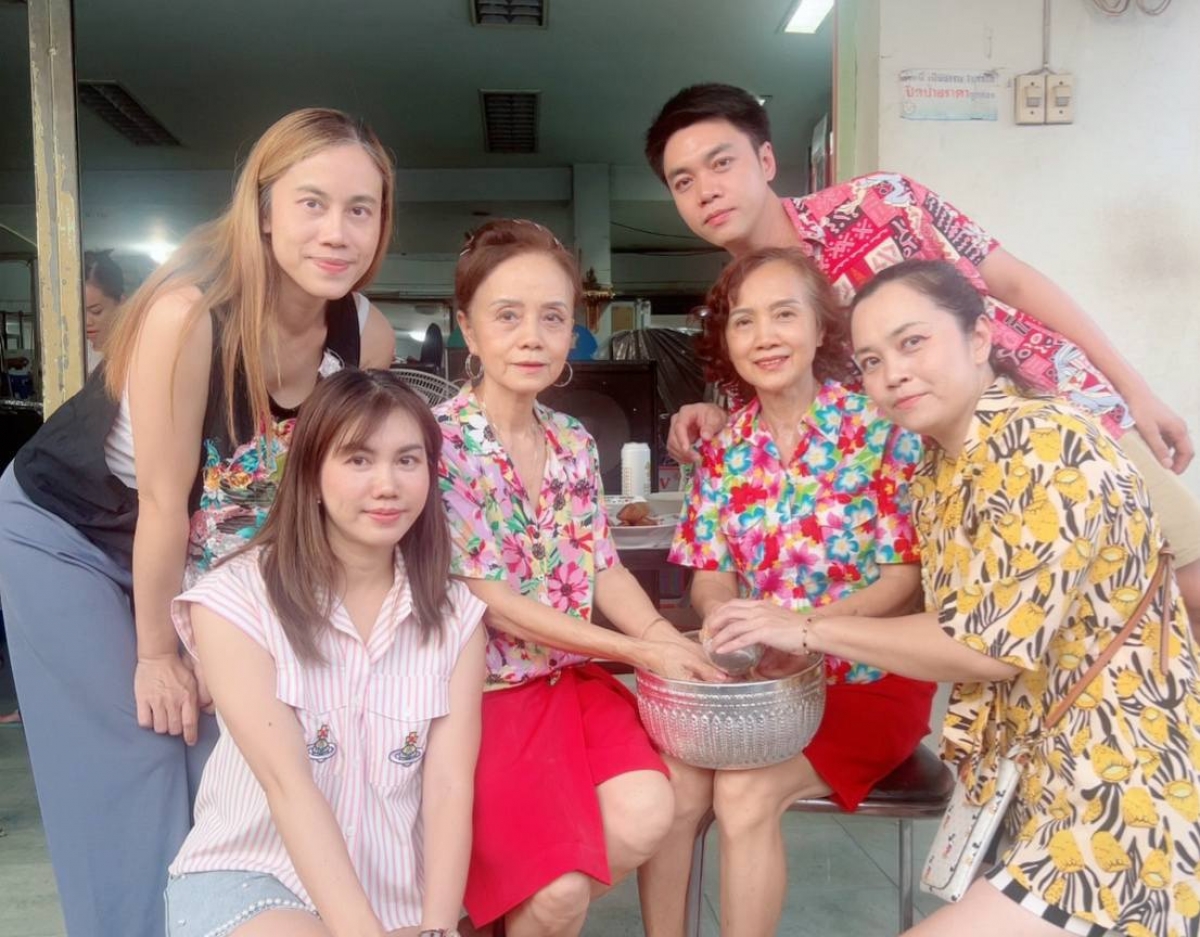 Bà Võ Hồng Vân (Người thứ 3 bên trái ảnh) trở thành giáo viên tiếng Việt với mong ước duy trì tiếng Việt trong chính gia đình mình. Ảnh: NVCC